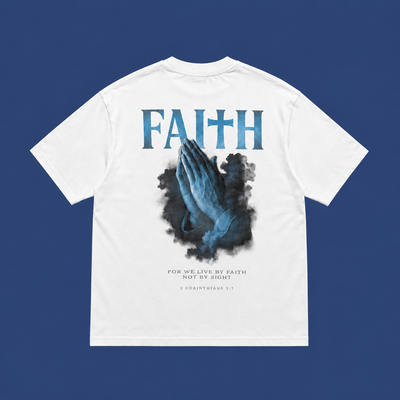 Weißes Faith-T-Shirt auf dunkelblauem Hintergrund